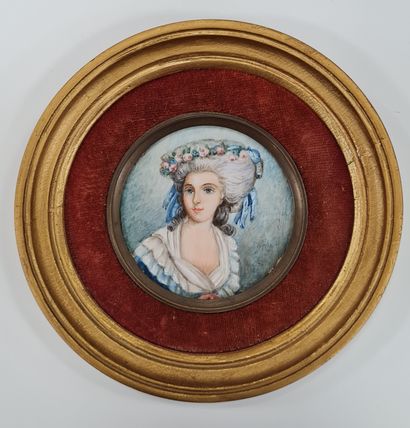 null Miniature sur ivoire, Portrait de femme à la couronne de fleurs, Diam. 5,5 ...
