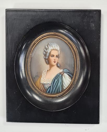 null Miniature sur ivoire de forme ovale, portrait de femme à la cape bleue, porte...