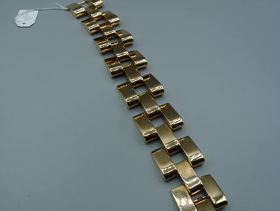 null Bracelet "Tank" en or jaune 18K (750/oo) lisse, à trois rangs de maillons géométriques...