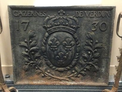 null Taque de cheminée, XVIIIème, décor aux armes de la France et inscrite "Cazernes...