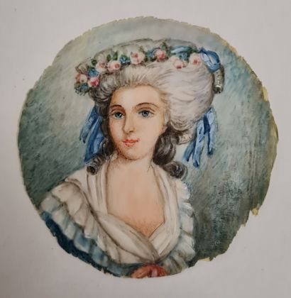 null Miniature sur ivoire, Portrait de femme à la couronne de fleurs, Diam. 5,5 ...