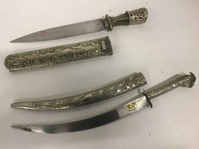Lot de 2 couteaux de style oriental en métal...