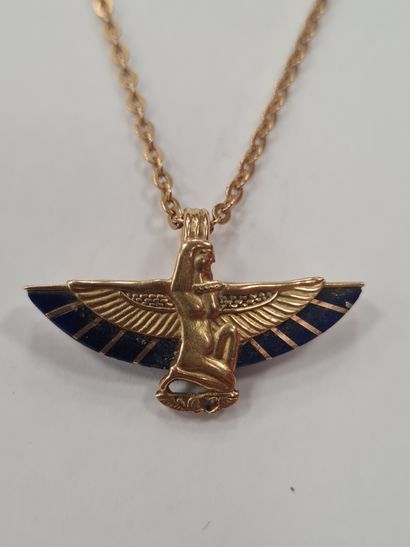 null Pendentif et sa chaîne en or jaune 18k (750/°°), à décor d'une déesse égyptienne...