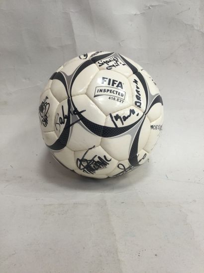 null Ballon de Foot signé par toute l'équipe du FC Metz saison 1998/1999.