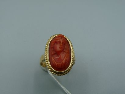 null Bague en or jaune 18K (750/oo) centrée d'un camée sur corail figurant un buste...