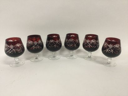 null Service de 6 verres à cognac en cristal coloré et décor taillé, H. 13 cm.