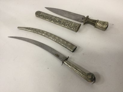 null Lot de 2 couteaux de style oriental en métal argent décor de motifs au repoussé...