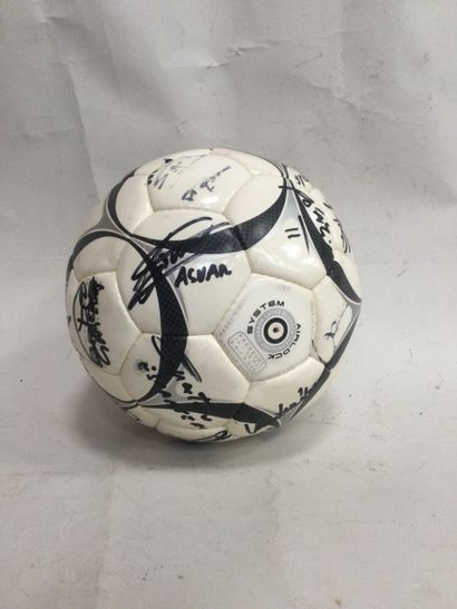 null Ballon de Foot signé par toute l'équipe du FC Metz saison 1998/1999.