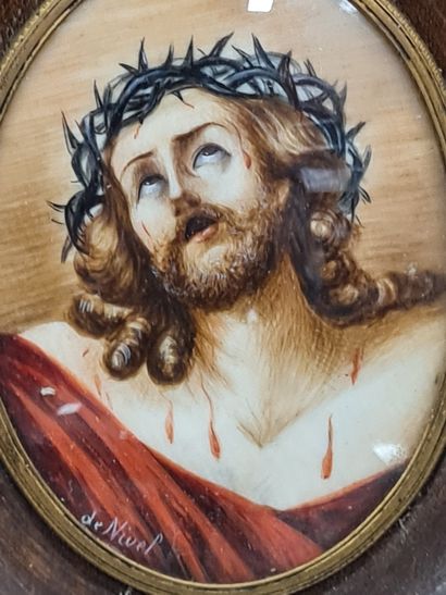 null DE NIVEL, Miniature sur Ivoire représentant Jésus en martyre portant une couronne...