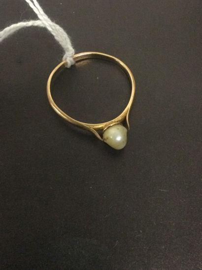 null Ring in 18k (750/°°) yellow gold, set with a small button pearl (dead), gross...