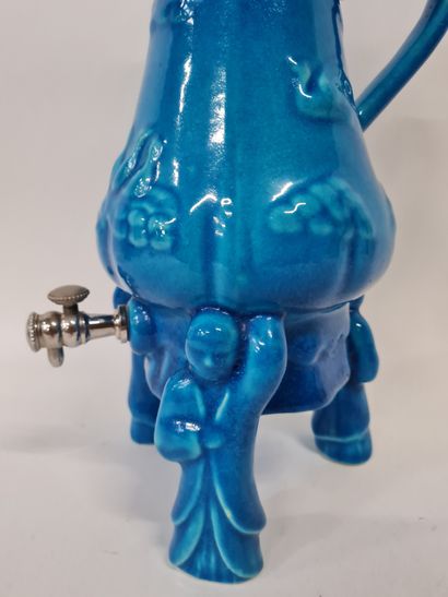 null LONGWY, Fontaine de table émaillée bleu, H. 42 cm.