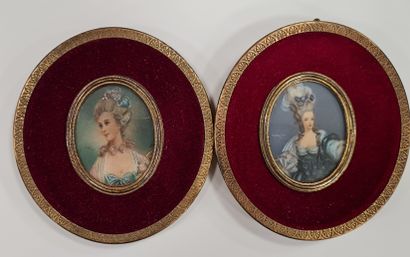 null Paire de miniatures ovales sur ivoire, portraits de deux élégantes, Dim. 5 x...