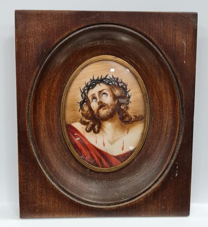 null DE NIVEL, Miniature sur Ivoire représentant Jésus en martyre portant une couronne...