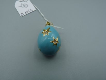 null Pendentif en métal doré figurant un oeuf émaillé turquoise et agrémenté de motifs...