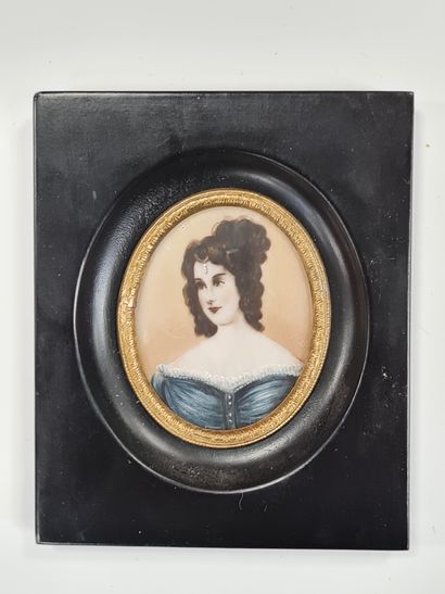null Miniature ovale sur ivoire, portrait de femme à la robe noire, Dim. 5 x 4 c...