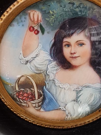 null D'après ROUSSEL, Miniature sur ivoire représentant une jeune fille au panier...