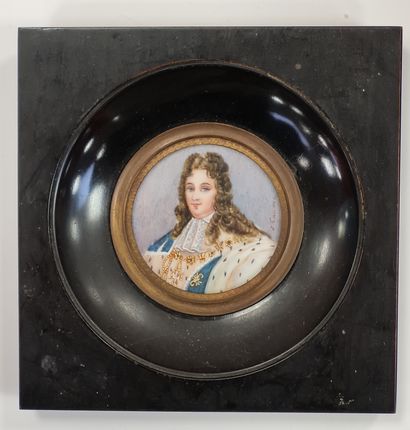 null Miniature sur ivoire, Portrait royal, porte signature à droite, Diam. 5 cm.