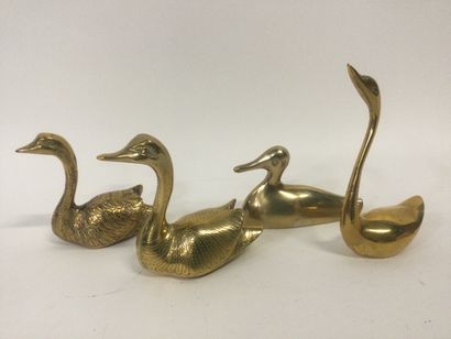 null Collection de 4 canards ou cygnes dont 3 en bronze, H. de 14 à 7 cm