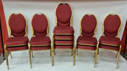 null lot 20 CHAISES EMPILABLE assises en tissu rouge et pieds métallique