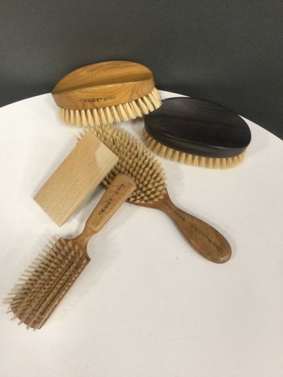 null Suzy, lot de brosses comprenant : une brosse à habit manche massif olivier,...