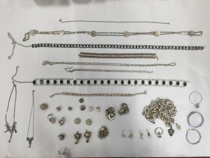 null Lot de bijoux fantaisies en métal gris : colliers, bracelets, paire de boucles...