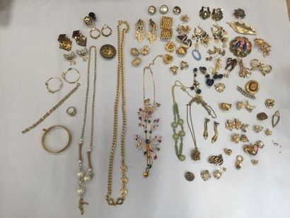 null Lot de bijoux fantaisies dorés : colliers, broches, bague, boucles d’oreilles...