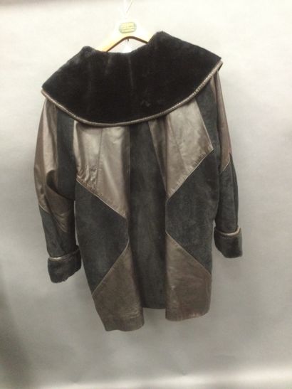 null Un Blouson noir pour femme de marque STUDIO en cuir et en peau.