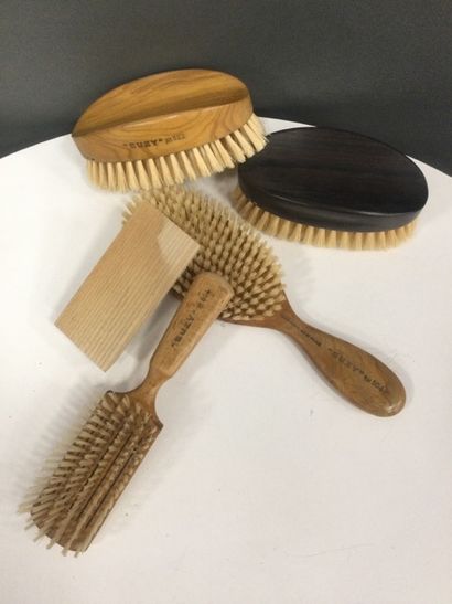 null Suzy, lot de brosses comprenant : une brosse à habit manche massif olivier,...