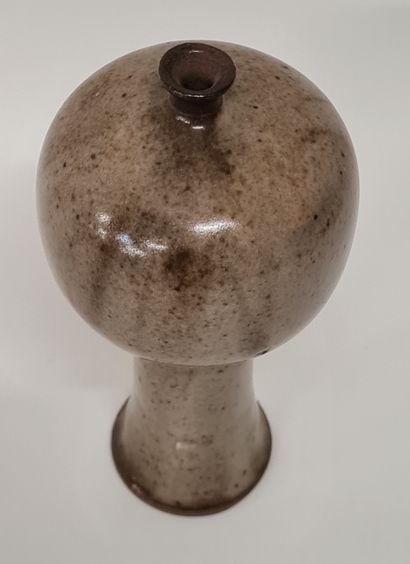 null Jacky COVILLE (né en 1936), Vase bulbé en grès vernissée dans les tons beiges,...