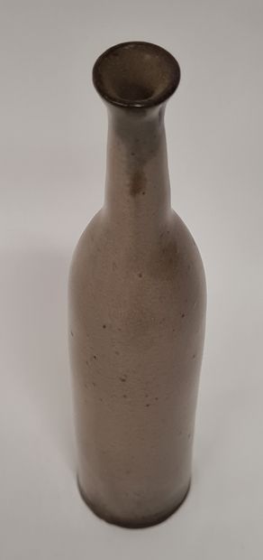 null Jacky COVILLE (né en 1936), Vase flûte en grès vernissée dans les tons beiges,...