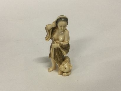 JAPON. Netsuké en ivoire sculpté, femme au...