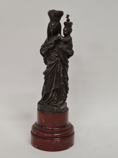 null Ecole française début XXème, Sculpture en bronze figurant une vierge à l'enfant...