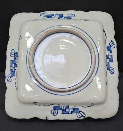 null JAPON, Grand plat de service de forme carré en porcelaine, époque XIXème, décor...