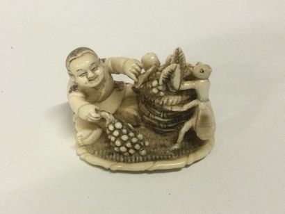JAPON. Netsuké en ivoire sculpté figurant...