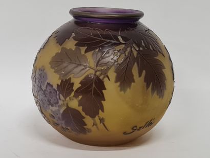 null GALLE, Vase boule en verre multicouche à décor dégagé à l'acide de branchages...