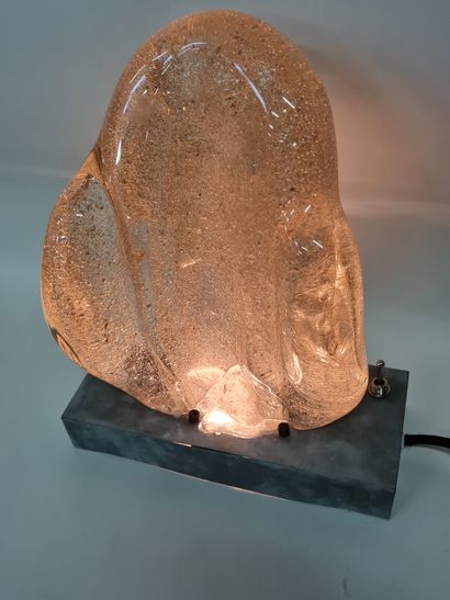 null André THURET (1898-1965), Lampe veilleuse en verre à inclusions sur base en...