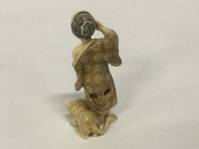 null JAPAN. Carved ivory netsuke, woman with a cat, signature on the cat,. Meiji...