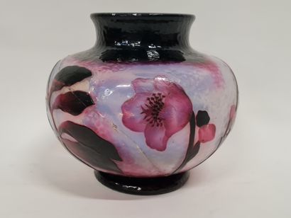 null DAUM Nancy, Vase en verre multicouche de forme boule, décor martelé et dégagé...