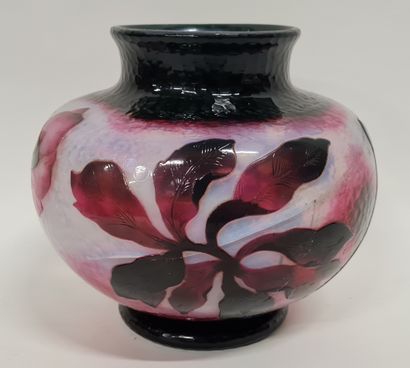null DAUM Nancy, Vase en verre multicouche de forme boule, décor martelé et dégagé...