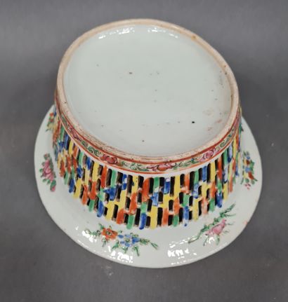 null CANTON, époque fin XIXème, Corbeille à fruits ajourée en porcelaine à décor...