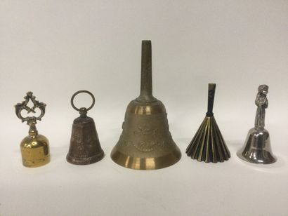 null Collection de 5 clochettes de table divers métaux, H. de 7 à 15 cm