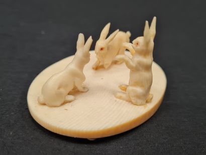 null Petite sculpture en ivoire figurant 3 lapins, circa 1900, Dim. 3,5 x 6,5 x 5...