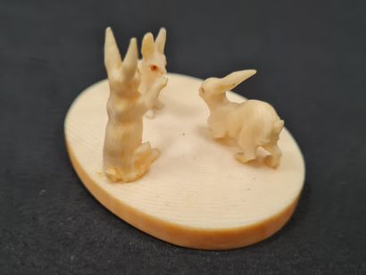 null Small ivory sculpture of 3 rabbits, circa 1900, size 3,5 x 6,5 x 5 cm