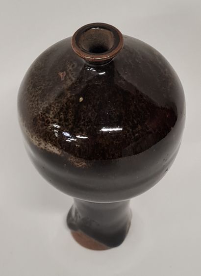 null Jacky COVILLE (born 1936), Bulbous vase in glazed stoneware in ochre tones,...