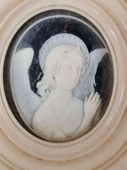 null Miniature en ivoire figurant un ange auréolé, époque XIXème, Dim. 7 x 6 cm.