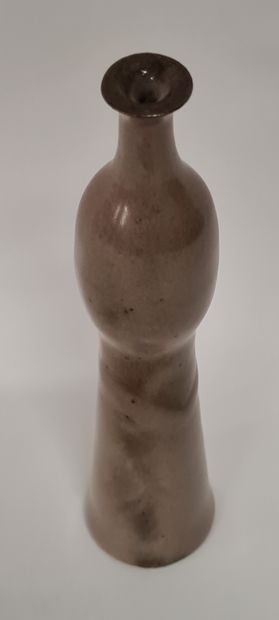 null Jacky COVILLE (born 1936), Vase flute in glazed stoneware in beige tones, mark...