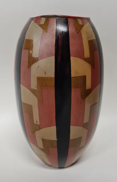null Attribué à Jean DUNAND (1877-1942), Vase ovoïde en dinanderie de métal laqué,...