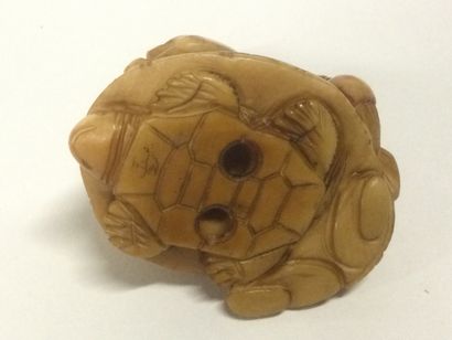 null JAPON. Netsuké en ivoire sculpté figurant un vieil homme sur une tortue, décor...