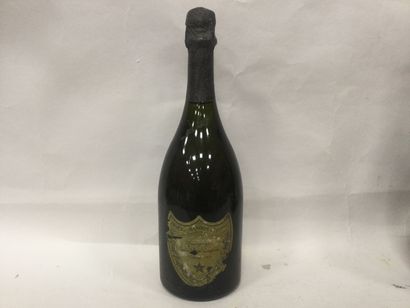 null Une Bouteille de Champagne Dom Pérignon, 1975 (étiquette abîmé)