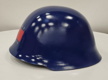 null TIS (Artist XXth/XIXth), Collection "PEACE OF ART", helmet "TOMMY HILFIGER",...